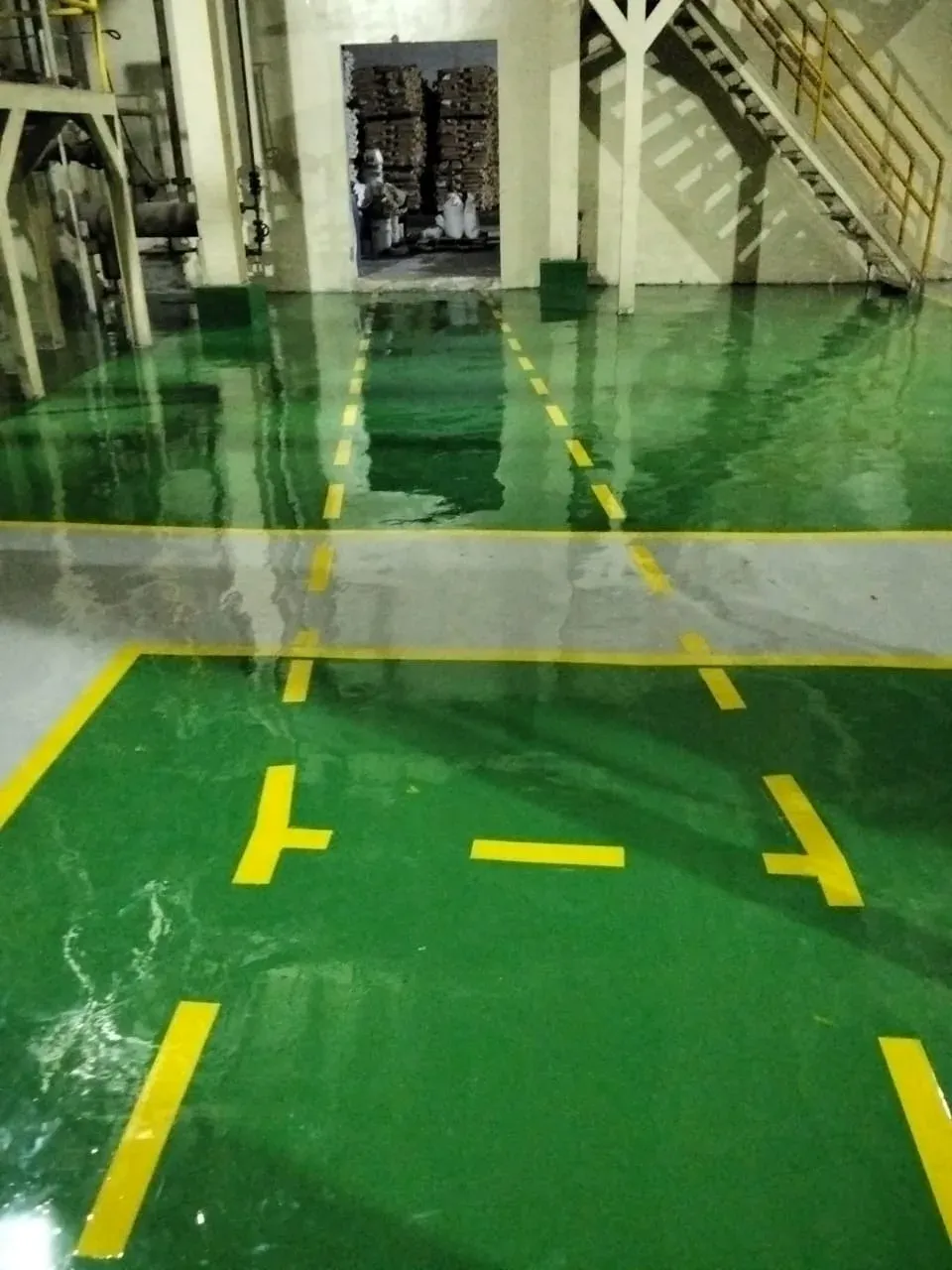 Aplikasi epoxy lantai di pabrik PT Topsky